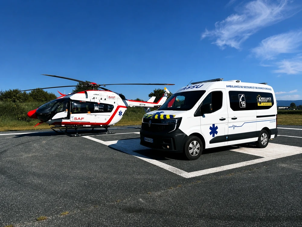 Ambulance ASSU d'Ambulance Dromoise et hélicoptère sanitaire sur une hélistation